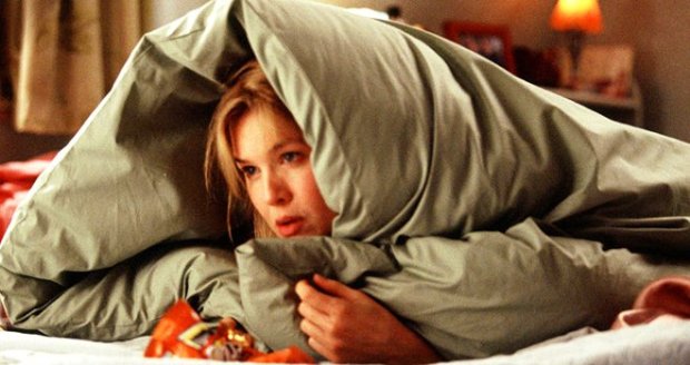 bridget-jones-fille-couette-lit-main-visage